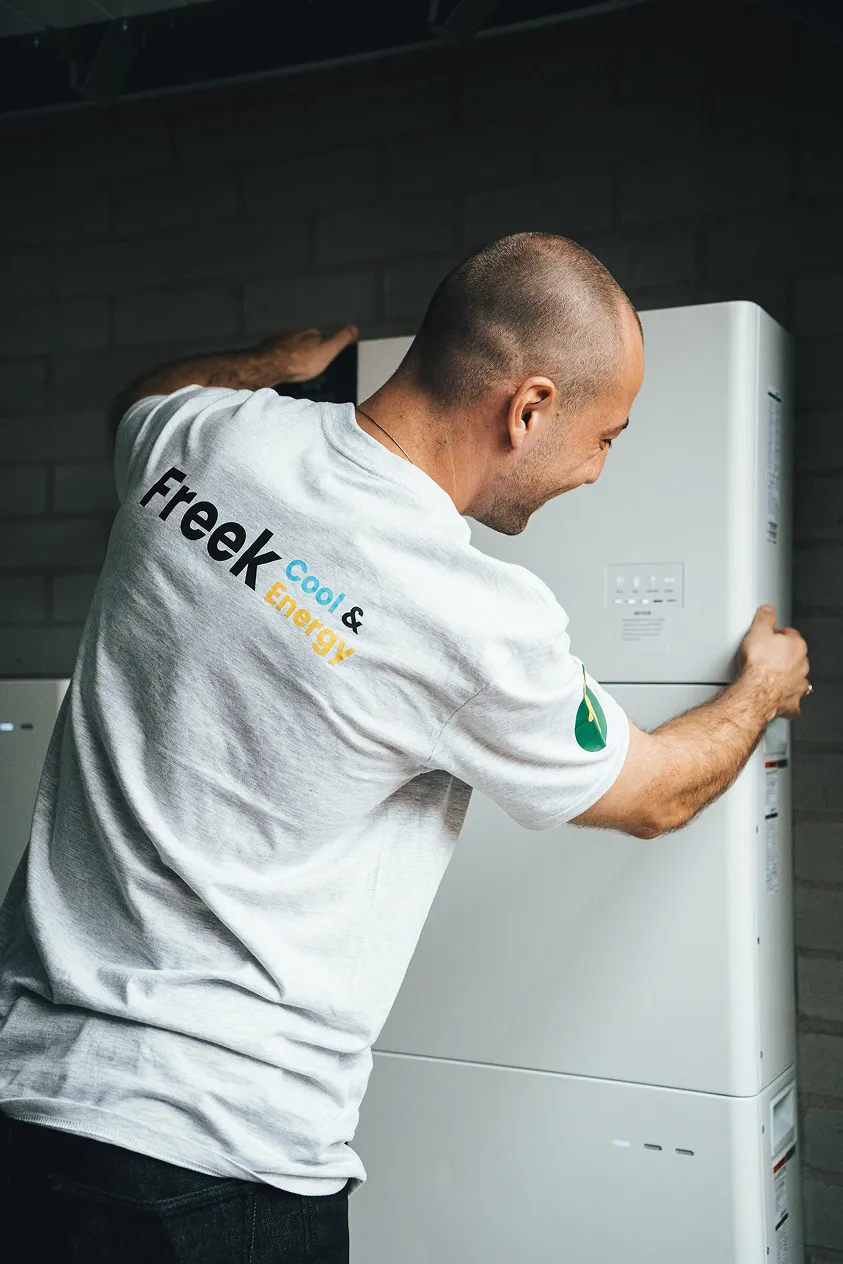 FreekEnergy-monteur installeert een thuisbatterij